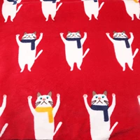 Красный поднимает кошку