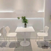 Чистый красный квадратный стол простые тюльпаны белый досуг стол переговоры о кофейном молоке чайный магазин стол стол стол стул Комбинация