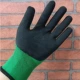 Cát xám sợi màu xanh găng tay nhăn nheo găng tay dày mật độ cao găng tay chống mài mòn chấm nhựa bảo hộ lao động treo keo chấm hạt găng tay xốp bền