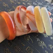 Trang sức Jinyuan nguyên chất tự nhiên chính hãng Màu đỏ mã não trắng Chalcedony Bracelet Nữ Ngọc trung bình rộng sống chọn vòng đeo tay - Vòng đeo tay Cuff