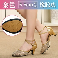 Резиновая подошва золотого цвета высотой 5,5 см.