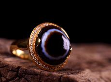 Украшения на руку 天然羊板眼戒指羊眼板珠古珠老珠子缠丝板眼18k金镶女士天珠戒指