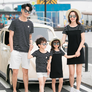 Khác nhau cha mẹ-con mặc mùa hè gia đình của bốn bộ quần áo sọc - Trang phục dành cho cha mẹ và con