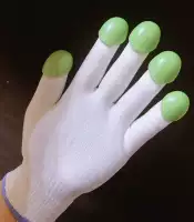 Белые зеленые перчатки