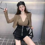 Đầu mùa thu Hàn Quốc phiên bản của chic dệt kim ngắn coat v-cổ đáy dây đeo set + cao eo slimming shorts ba mảnh nữ