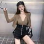 Đầu mùa thu Hàn Quốc phiên bản của chic dệt kim ngắn coat v-cổ đáy dây đeo set + cao eo slimming shorts ba mảnh nữ thời trang nữ cao cấp