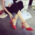 Giày dày màu đỏ khóa với giày cao gót màu đỏ nhọn miệng nông chà giày cô dâu hoang dã Baotou dép La Mã sandal đế xuồng Sandal