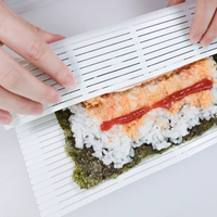 Японское производство суши -рулон.