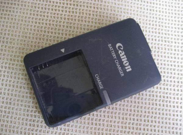 Канон CB-2LVE, оригинал подержанный , по уценке , пока 9.9