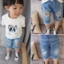 Chàng trai và cô gái jeans năm quần mùa hè cotton trẻ em nửa quần bé Hàn Quốc phiên bản của lỗ mùa hè trẻ em quần short quần bò cho bé
