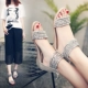 2018 mùa hè mới đính cườm rhinestone nêm gót thấp gót bohemian roman phong cách dây kéo mở ngón chân dép nữ sandal nữ bitis Sandal