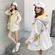 Xuân 2019 phiên bản Hàn Quốc mới của áo gió màu tương phản nữ dài phần eo lỏng lẻo nhỏ nhỏ giản dị áo khoác sinh viên - Áo gió thể thao