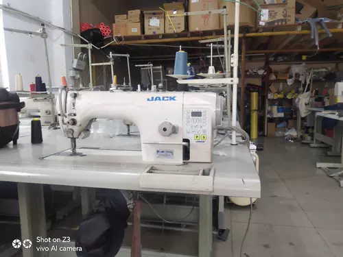 Промышленник с плоским автомобилем использует второй компьютерный швейный станок в стандартном внутреннем импортном швейном машине Jiejie