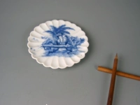 Голубая и белая горничная лепестка для пианино -хризантема, три ручки, облизывая ручку кирпичи