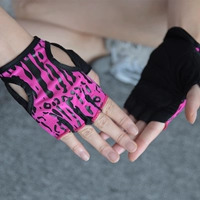 Thể dục găng tay nam nữ thể thao ngang bar non-slip barbell nửa thiết bị ngón tay yoga mùa hè đào tạo thiết bị thể thao bao tay da