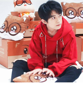 Yi Qian Qian Qian với cùng một đoạn mùa thu và mùa đông áo len trùm đầu áo thun quần áo áo khoác màu đỏ nam giới và phụ nữ thủy triều sinh viên ...