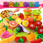Trẻ em chơi nhà bếp đồ chơi cutler trái cây và bánh rau cắt để xem cô gái đồ chơi câu đố cậu bé