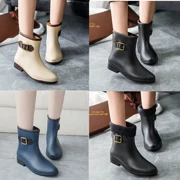 Giày ống đi mưa vừa nữ Giày mưa nữ ngắn dành cho người lớn giày cao su chống trượt Giày đế bằng giày không thấm nước Thời trang Hàn Quốc Martin ủng cộng với nhung