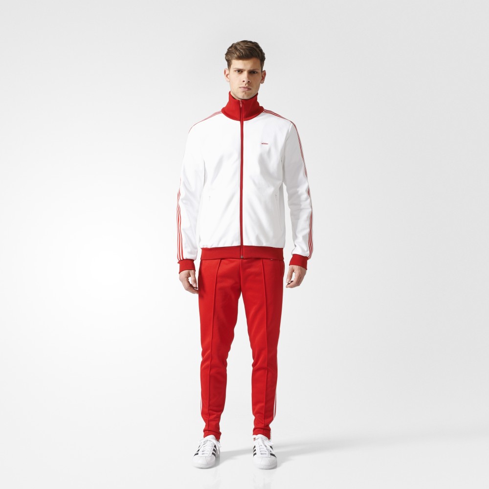 Красный спортивный адидас. Adidas Originals Beckenbauer костюм. Adidas Beckenbauer костюм красный. Красный костюм адидас мужской ориджинал. Красный костюм адидас ориджинал.