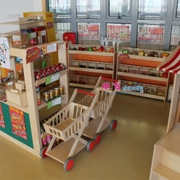 Nhà búp bê trẻ em siêu thị đầy đủ bộ đồ chơi Thời thơ ấu chơi nhà nhân vật góc nhà chơi mẫu giáo