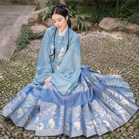 Она сказала, что женская система Ming's Hanfu представляет собой тяжелую квадратную квадрат кошки и добавка к пальто, кран и оленя, а также весенняя юбка с лапшой Золотой лошади