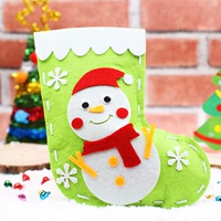 Розовые рождественские носки снеговик зеленый