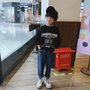 Quần áo trẻ em Kevin 2019 mùa thu mới cho bé trai phiên bản Hàn Quốc in chữ áo thun dài tay cổ tròn sơ mi hoang dã - Áo thun