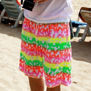 Mùa hè bên bờ biển kỳ nghỉ bãi biển quần nam lỏng nhanh chóng làm khô năm điểm quần short hoa quần lớn quần short giản dị đặc biệt giải phóng mặt bằng