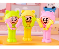 [1] Угадайте бокс, качает его голову и меняет лицо и меняет лицо.