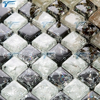 Ледяная трещина черно -белая