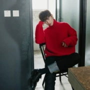 Áo len nam màu đỏ chic chic màu đỏ đậm của nam giới phiên bản Hàn Quốc của các chàng trai thủy triều thả bộ áo dày dày