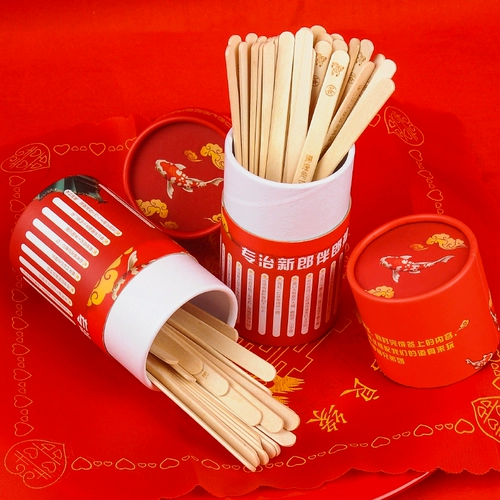 Брак поднимает дверь, и жених жених жених жених, игра, затягивая весь человек, блокирующий дверь в центре города.