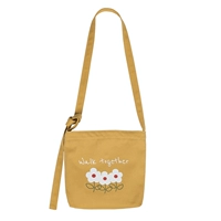 Три маленьких белых цветов имбирь