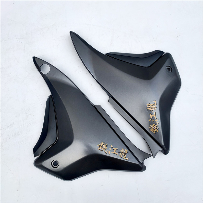 A Pair Of Qianjiang LongbiangaiQianjiang motorcycle Side cover Qian Jianglong QJ150-19A / 19C motorcycle Side cover Battery cover Side cover