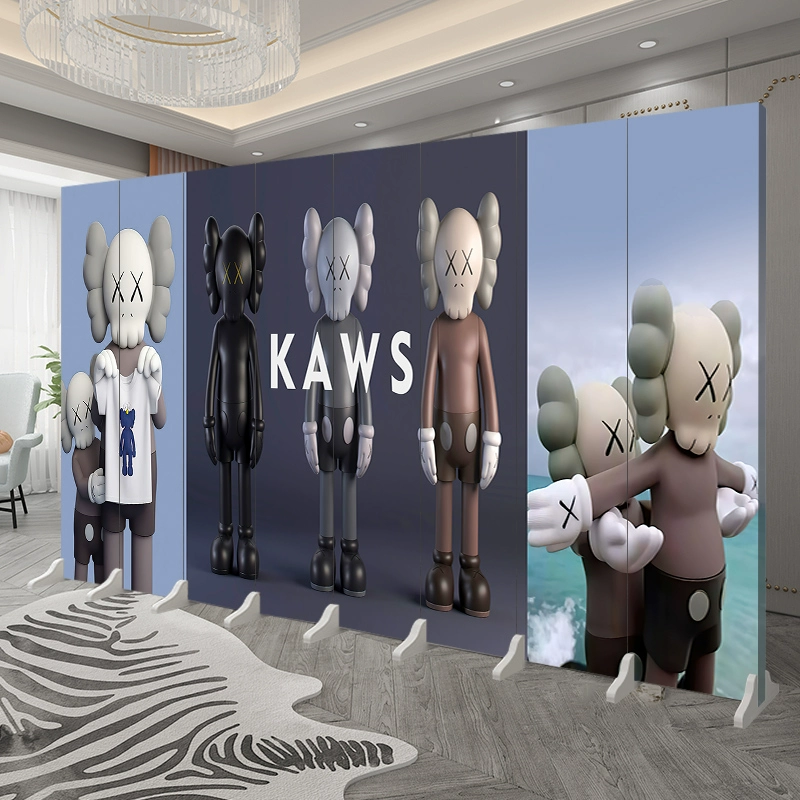 vách alu Tùy chỉnh 
            KAWS thương hiệu hợp thời trang búp bê gấu phân vùng màn hình có thể gập lại cửa hàng quần áo di động trước nhà chặn phát sóng trực tiếp nền đỏ lưới thi công vách ngăn vệ sinh compact 