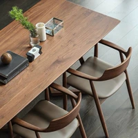 Светлый роскошный массив дерева, один стол и четыре стула, молочно-серый, прямоугольная столовая в скандинавском стиле, один стол и комбинация стульев, стойка для переговоров, приемная