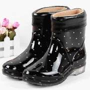 Giày đi mưa nữ đặc biệt ưu đãi mùa thu đông cộng với thời trang nhung ấm áp ống nước ngắn Giày nữ đế cao su chống trơn dày trong giày đi mưa nữ