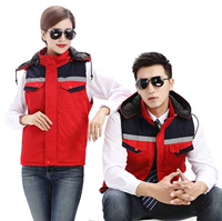 Красная одета с синими плечами