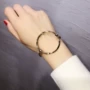 T giai đoạn sàn diễn thời trang mô hình Châu Âu và Mỹ phóng đại glossy vòng tròn lớn vòng đeo tay vòng đeo tay ladies Hàn Quốc bracelet bracelet thời trang vòng đeo tay vòng tay gỗ sưa
