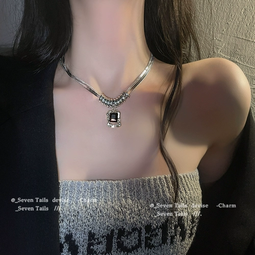 Толстовка, свитер, цепочка, небольшое дизайнерское ожерелье, коллекция 2023, тренд сезона