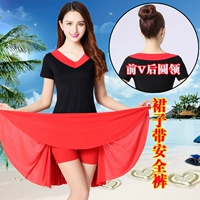 Румяна, красная юбка, V-образный вырез