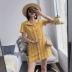 ◆ Yang Momo ◆ áo váy nữ mùa hè Hàn Quốc phiên bản của thắt lưng là mỏng một từ váy ngắn phù hợp với cổ áo màu vàng sọc đầm mẫu váy xòe liền thân đẹp A-Line Váy