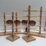 Очки, деревянный стенд на солнечной энергии