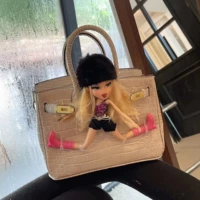 Белая черная шапка, юбка, крокодиловый принт