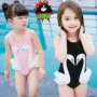 Đồ bơi trẻ em bé gái màu đen và trắng thiên nga nhỏ dính liền em bé bé gái Hàn Quốc công chúa áo tắm dịch vụ suối nước nóng - Đồ bơi trẻ em quần áo trẻ em hàn quốc