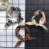 Домашние собаки и кошачий шелковый шарф тренд