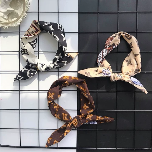 Домашние собаки и кошачий шелковый шарф тренд