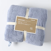 Синее банное полотенце