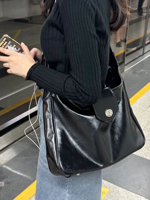 taobao agent Retro capacious one-shoulder bag, South Korea, 2023 collection
