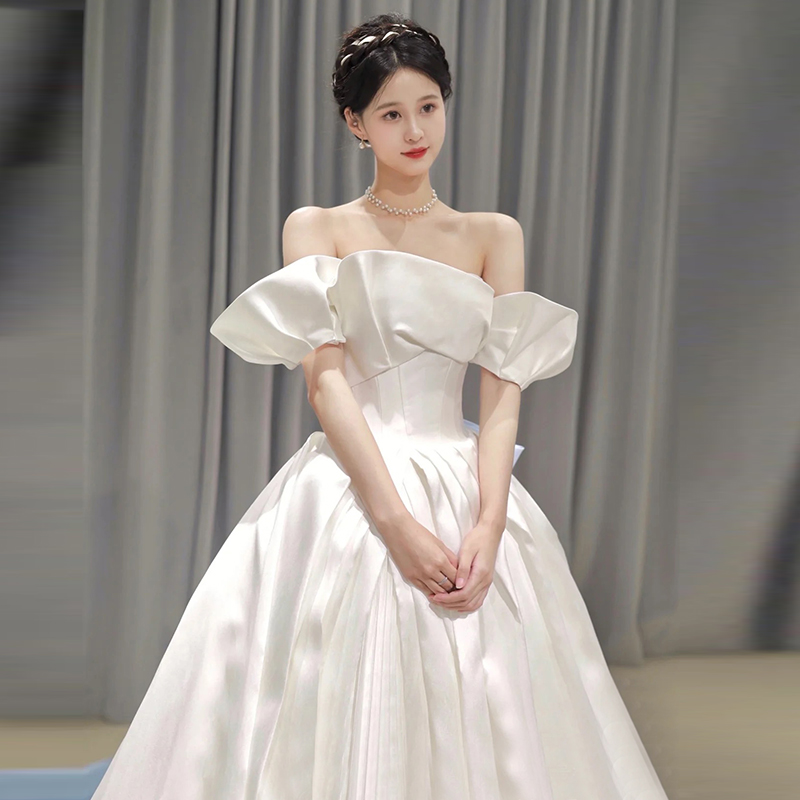 One -shoulder French satin light main wedding dress 2023 new bride, cute, cute out, gauze welcoming the tail